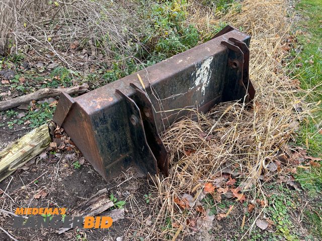 Lot 30-2492 - 5' Loader Bucket, believed to have come off a Case. Seller will load. Bucket