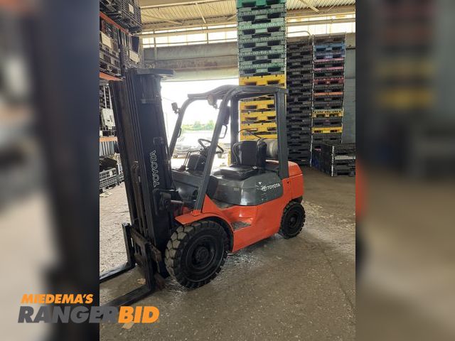 Lot 30-1228 - Toyota 7fgu25 Forklift Toyota pneumatic forklift 3 stage 
5000 LBS capacity run and drive 
See video...