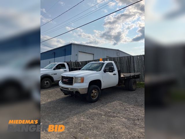 Lot 30-160 - 2008 GMC sierra k 3500 Regular Cab Flatbed Pickup Truck 4x4