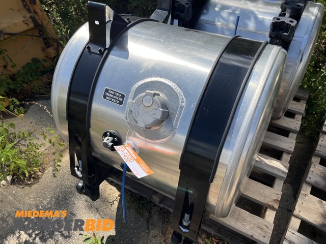 Lot 30-1492 - DTNA 60 Gallon fuel tank with straps.  Came of Western Star / Freightliner Used only once.