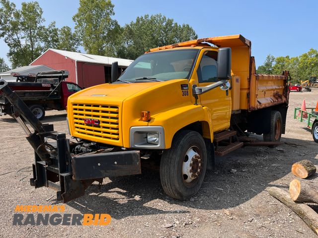 Lot 30-3605 - 2005 GMC C7500 C7C042 with a 7.2L L6 TURBO DIESEL engine. Dump Truck