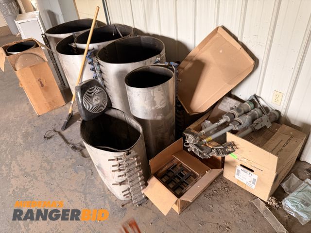 Lot 30-3171 - Lot includes Giant Clamps and more.
