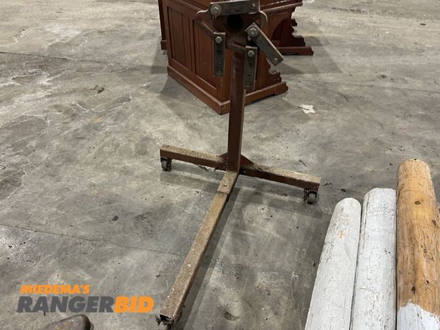 Lot 30-4642 - Engine stand.