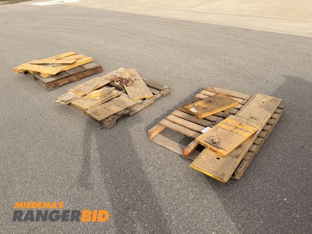 Lot 30-3992 - Cutting edges, new never used. For excavator, loader - See pics for part numbers and sizes