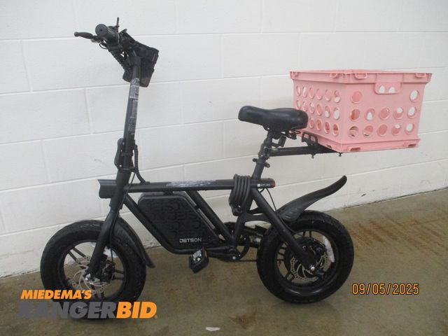 Lot 30-10642 - Jetson Atlas Fat Tire E-Bike. Unknown if operable and does not have a charging cord.