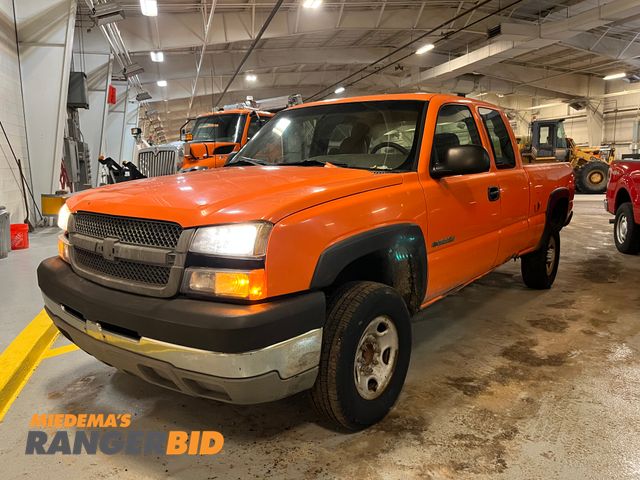 Lot 30-53910 - 2003 Chevrolet Silverado 2500HD with a 6.0L V8 OHV 16V engine. Extended Cab Pickup Truck RWD