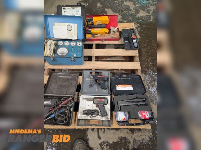 Lot 30-1291 - Pallet of tools including: Magnehelic Differential Gage, Cat injector tool, torque wrench, rivet pop...