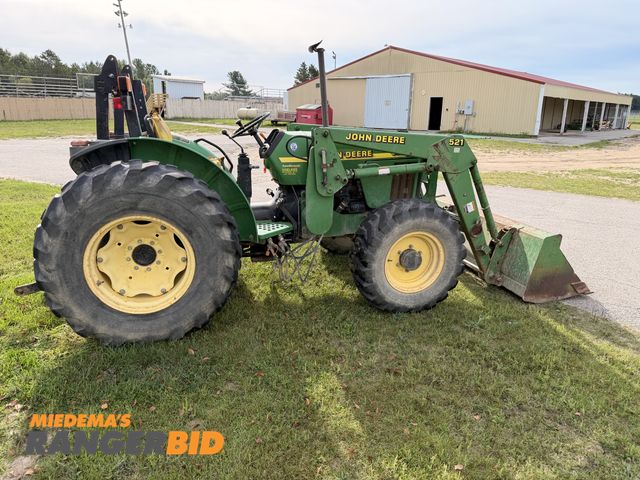 Lot 30-3564 - 2001 John Deere 5205 Loader Tractor Tractor