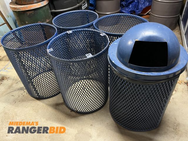 Lot 30-3014 - Lot of (5) Metal Outdoor Trash Cans with Lids.