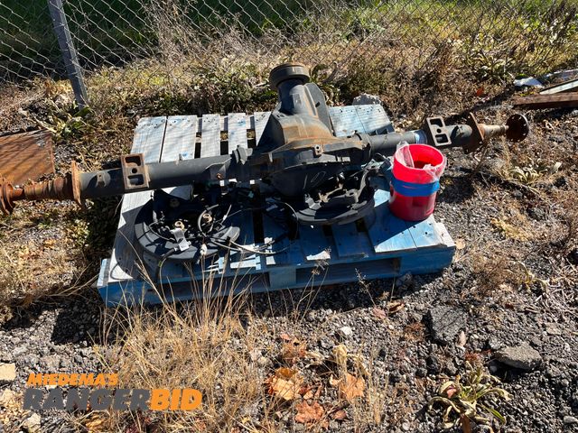 Lot 30-3761 - Comes with what is on this pallet including 2018 Ford F250 Rear End, Axle Assembly, Sterling 10 1/2