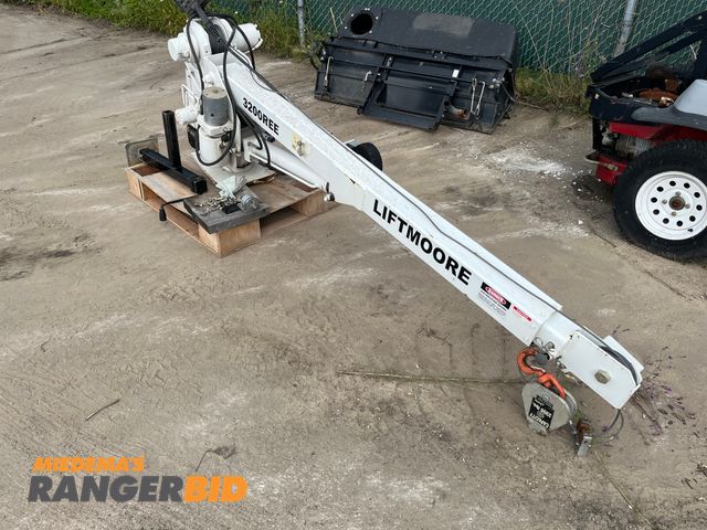 Lot 30-3464 - 1 Liftmoore 3200REE 15' Crane with 10000 Lift Capacity Worked when removed. Municipality owned. Seller will load.