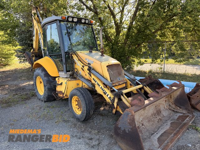 Lot 30-3221 - New Holland B95 Backhoe Loader