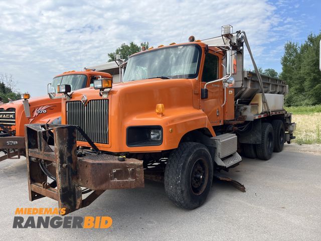 Lot 30-1517 - 2004 International 5600i 6X4 with a 14.9L L6 DIESEL engine. Dump Truck