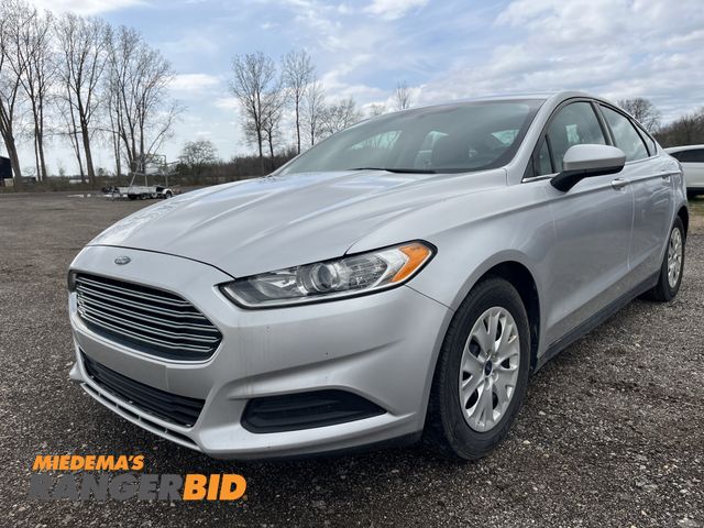 Lot 30-4190 - 2014 Ford Fusion S with Sedan FWD