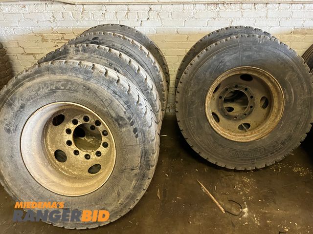 Lot 30-3960 - 6 Lot of (6) Truck Tires with Rims.  315 / 80 R22.5