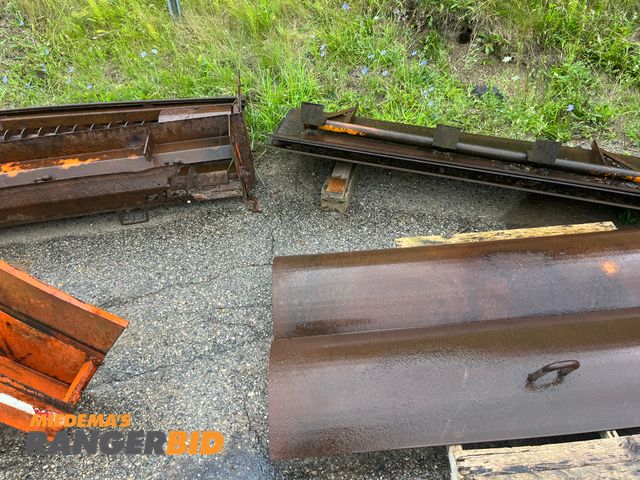 Lot 30-3585 - Lot includes Tailgate sander, 2 heavy covers, and other heavy sheet metal / brackets. Seller will load.