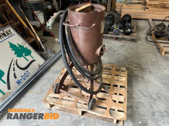 Lot 30-3587 - 1979 Clemco Blast Cleaning Sand Blaster