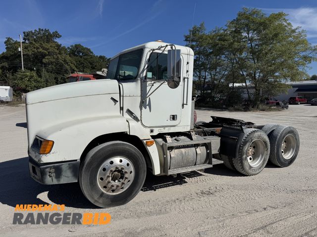 Lot 30-7673 - 1997 Freightliner FLD120 Semi Day Cab