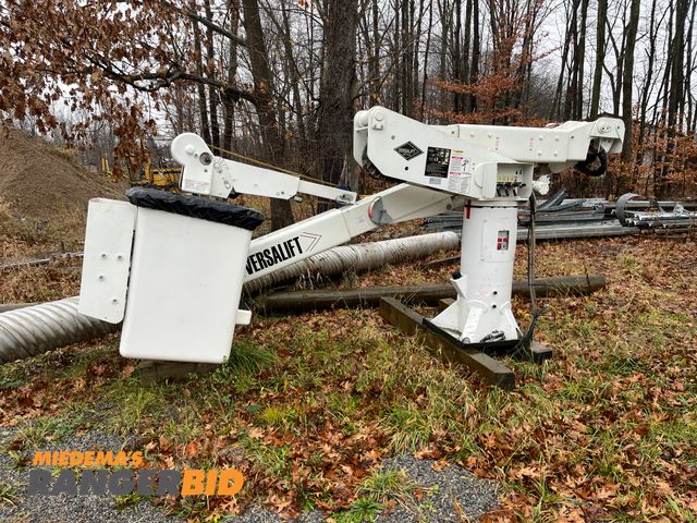 Lot 30-2404 - Versalift VST-236101 36' Bucket 400lb capacity also comes with crane Boom Lift Ran when taken out of...