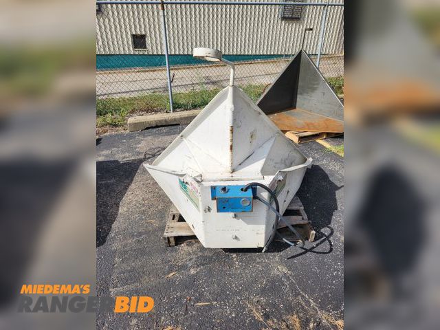 Lot 30-1110 - Pneumatic Gaylord tipper, used