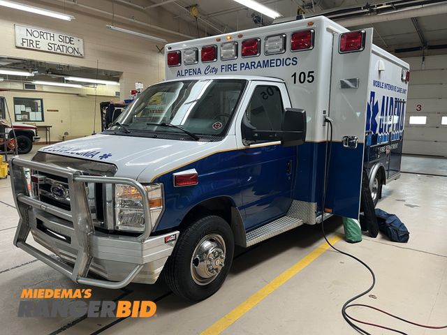 Lot 30-4765 - 2019 Ford E-450 Ambulance