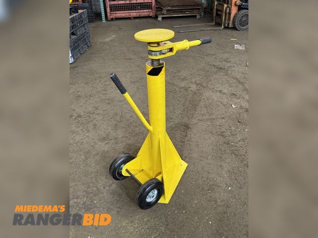 Lot 30-32 - Heavy-Duty Mobile Semi Trailer Support Jack / Trailer Stabilizer Stand – Wheeled – Industrial Grade ...
