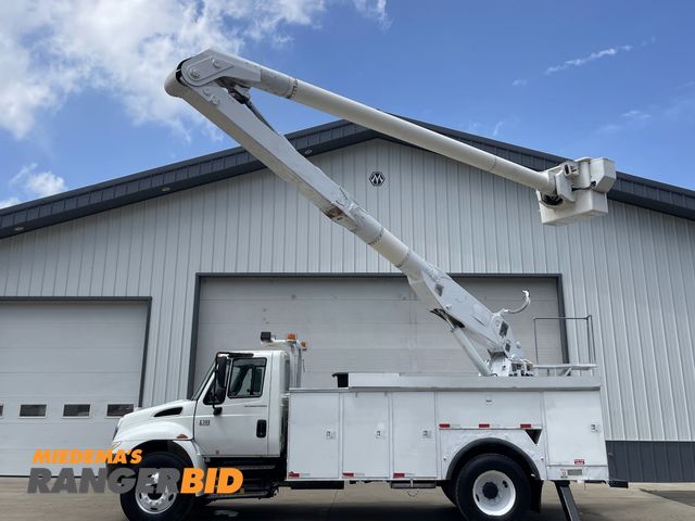 Lot 30-11302 - 2007 INTERNATIONAL 4300 Bucket Boom Utility Truck The Altec AA600L boom has a working height of61' w...