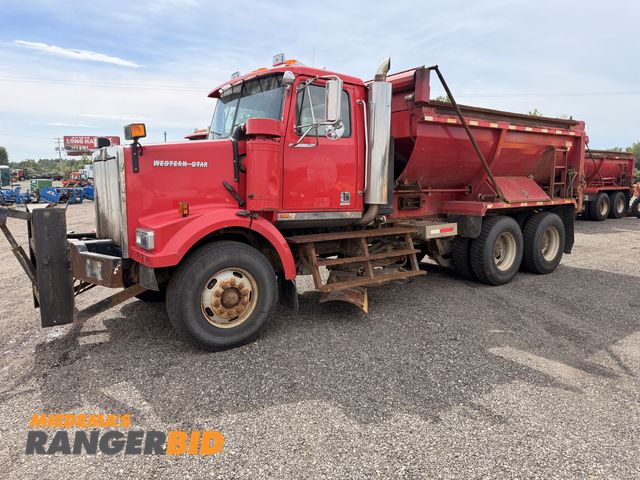 Lot 30-3999 - 2005 Western Star 4900 Dump Truck