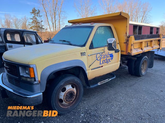 Lot 30-3612 - 2001 GMC Sierra 3500 with a 8.1L V8 OHV 16V engine. Dump Regular Cab Dump Bed Pickup Truck RWD •	Mun...