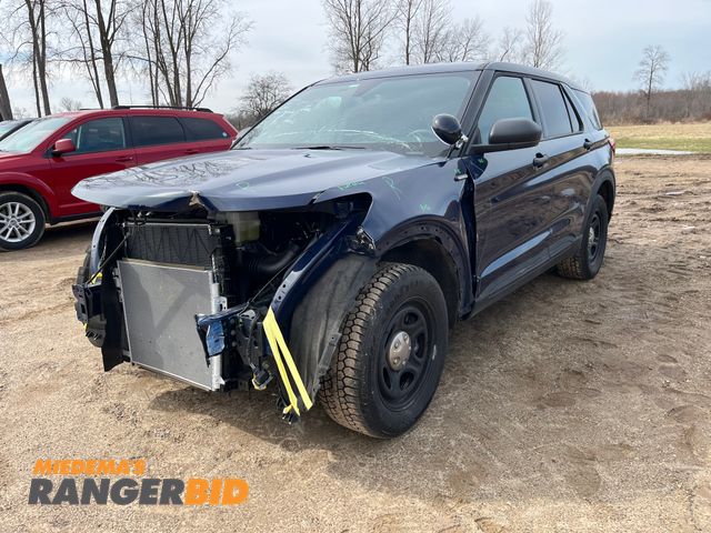 Lot 30-456 - 2023 Ford Explorer with a 3.3L V6 DOHC 24V engine. Police with 4,707 miles AWD