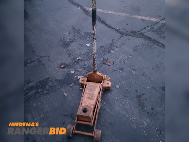 Lot 30-738 - 1 floor jack. This is a working floor jack. operational. floats up and down