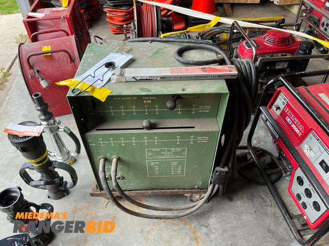 Lot 30-3374 - Westinghouse AC-DC Type RUW 235 Welder Worked when taken out of service. Municipality owned. Buyer is responsible for removal.