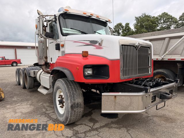 Lot 30-3901 - 2004 International DF567 5600i Tri-Axle Michigan Special Day Cab Semi Truck