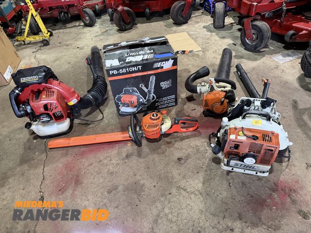 Lot 30-10916 - Lot of landscape equipment

RedMax EBZ8550 backpack blower, hard to start but runs 

Stihl BR400 bac...