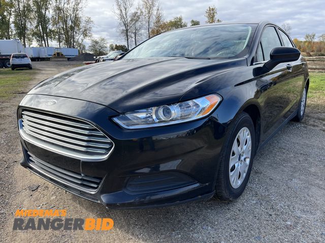 Lot 30-949 - 2014 Ford Fusion S Sedan FWD