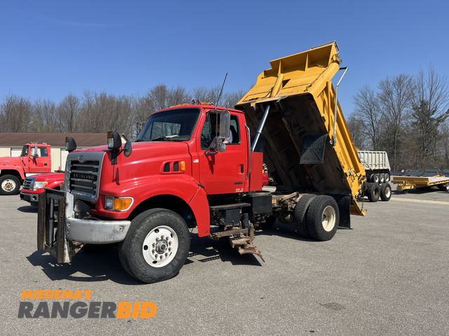 Lot 30-4796 - 2002 Sterling L8500 4X2 Dump Truck