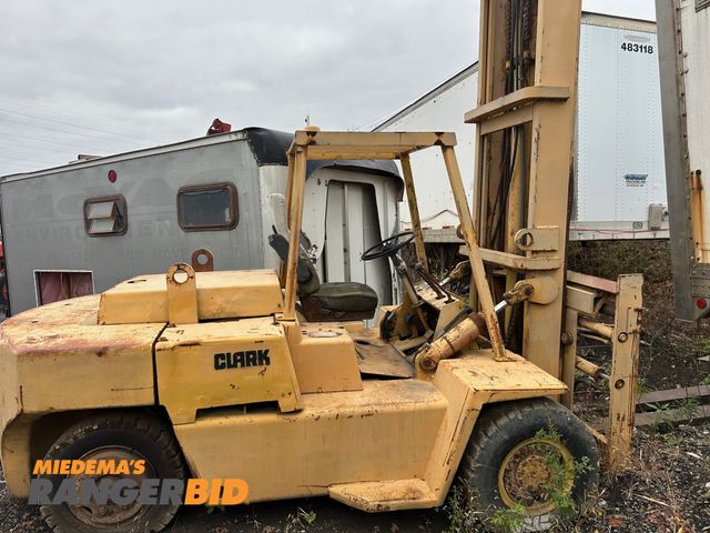 Lot 30-10187 - CLARK 1782288 HEAVY DUTY CLARK FORKLIFT 15,500 LBS LIFT CAPACITY. 3,693 HOURS. RUNS AND OPERATES