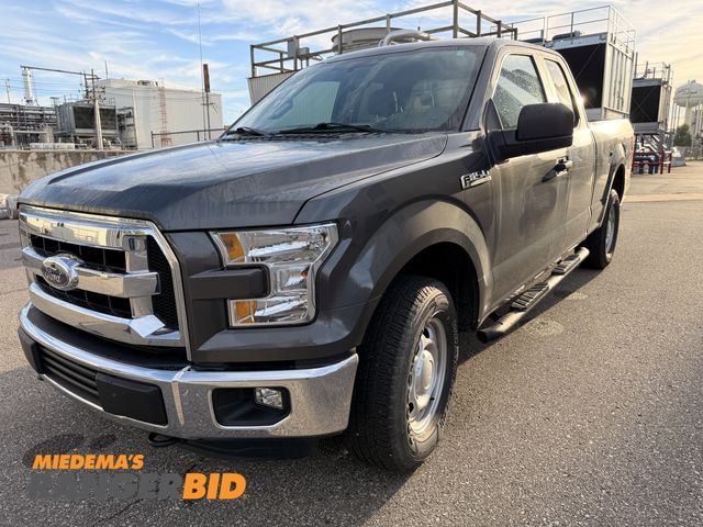 Lot 30-3592 - 2015 Ford F-150 with 68,311 miles Extended Cab Pickup Truck 4x4