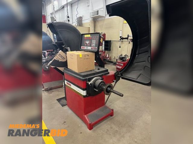 Lot 30-10807 - Coats - 1300 direct drive 2d tire balancer in working condition, 220 volts single phase ,roughly 4 y...