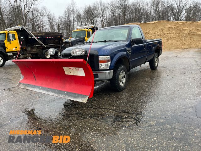 Lot 30-3774 - 2008 Ford F-250 Super Duty with a 5.4L V8 SOHC 16V engine. XL Regular Cab Long Box Plow Truck 4x4