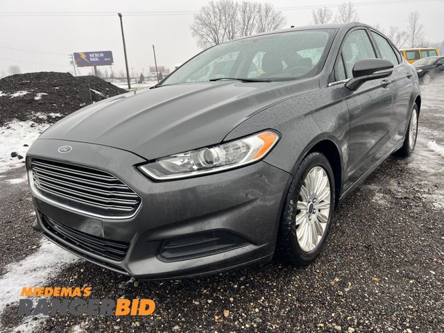Lot 30-4857 - 2016 Ford Fusion SE Sedan Hybrid FWD