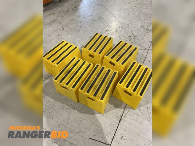 Lot 30-216MV - Lot of 6 500lb Rated Step Stools and 5 Anti-Fatigue Mats