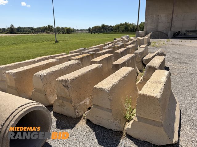 Lot 30-11387 - Large quantity of 5' concrete construction barriers