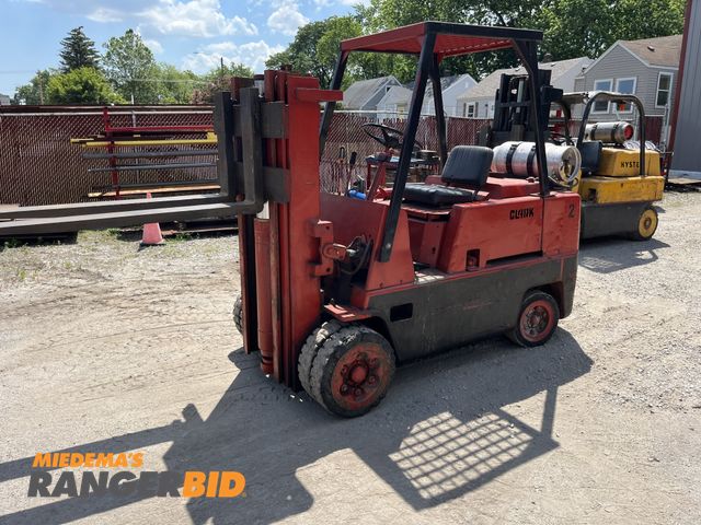 Lot 30-1033 - Clark D500-100 Forklift