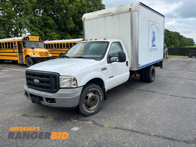 Lot 30-3328 - 2006 Ford F-350 Super Duty Box Truck