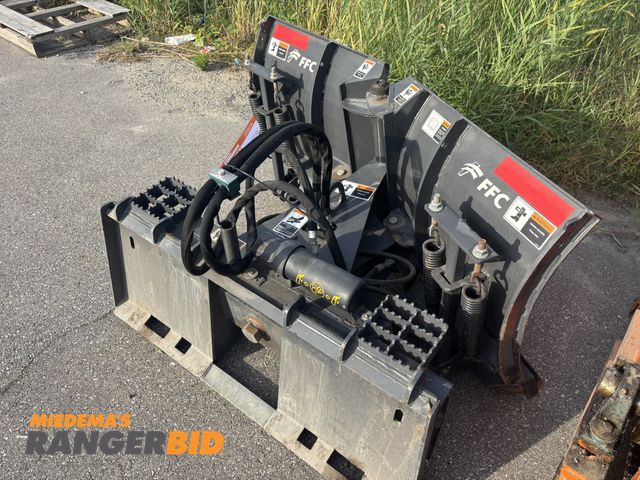 Lot 30-2161 - 1 Paladin FFC V-blade quick attach v-blade Operates with no leaks.  60" across when blade is straigh...