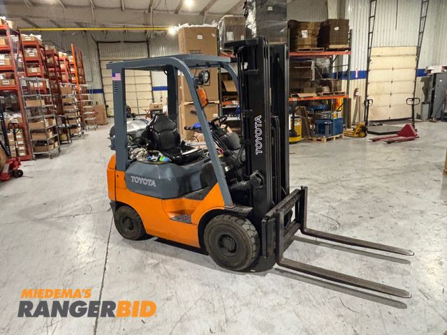 Lot 30-51 - Toyota 7FCU15 Pneumatic Tire Forklift.  The main cylinder in this forklift is leaking and currently ...