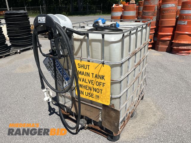 Lot 30-4363 - 300 Gallon Tote with pump Plastic
