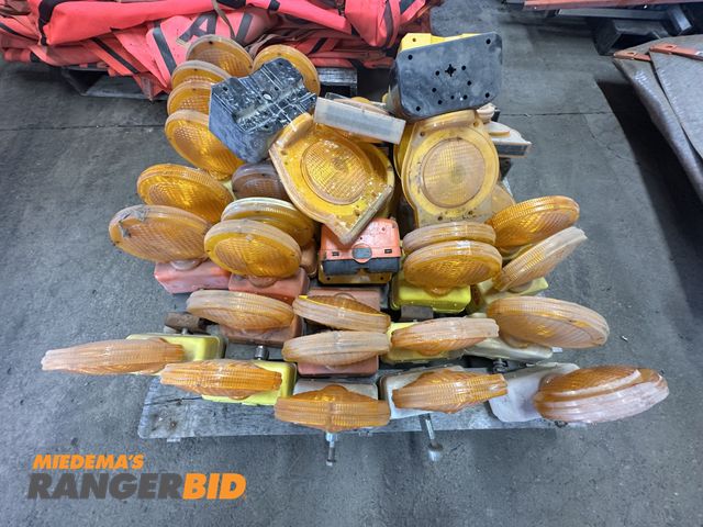 Lot 30-LCRC - BARREL LIGHTS - 30 ONE (1) PALLET OF 30 OLD BARREL/BARRICADE LIGHTS. UNKNOWN WORKING CONDITION SOLD AS IS.