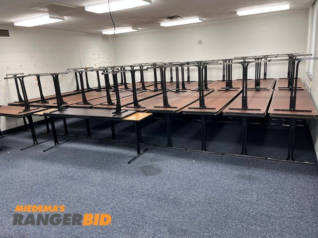Lot 30-699 - 44 Tables